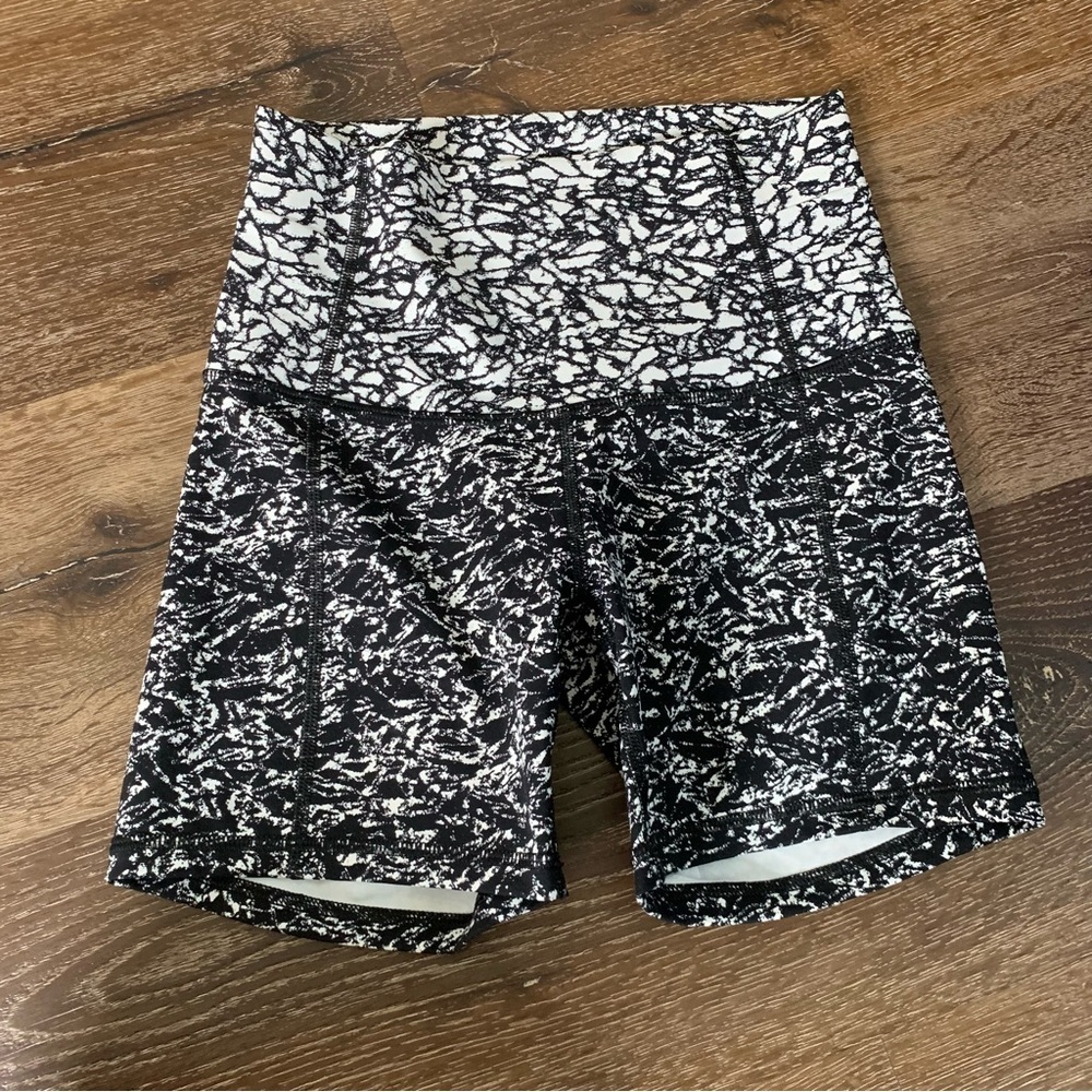 Lululemon womens black white printed biker shorts 4 5” - Picture 5 of 7